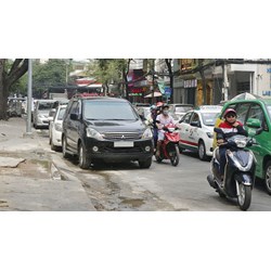 Mức xử phạt người điều khiển xe ô tô dừng xe trái quy định gây ùn tắc giao thông