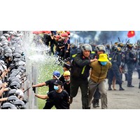 Quy định về việc thông báo thay đổi tên hóa chất chống bạo loạn?