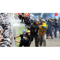 Quy định về việc thông báo thay đổi tên hóa chất chống bạo loạn?