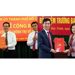 Trưởng Ban Tuyên giáo đồng thời là Giám đốc Trung tâm chính trị huyện