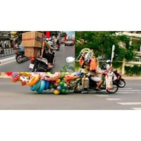 Ngồi sau xe máy mang vác vật cồng kềnh thì bị phạt bao nhiêu tiền?