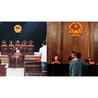Trong một phiên tòa, Thẩm phán và Hội thẩm là anh em họ của nhau được không?