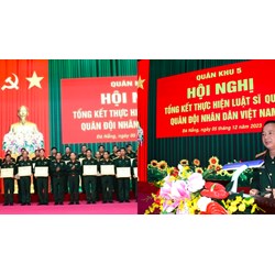 Tư lệnh Quân khu 5 có cấp bậc quân hàm cao nhất là gì?