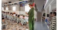 Người bị tạm giam có bị canh phòng 24/24 hay không?