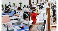 Cán bộ nghiệp vụ thuộc bộ phận kho quỹ thực hiện in các báo cáo tại hệ thống CMO