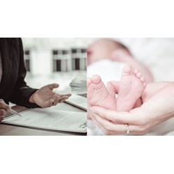 Viên chức tái hôn và sắp sinh bé thứ ba có bị kỷ luật không?