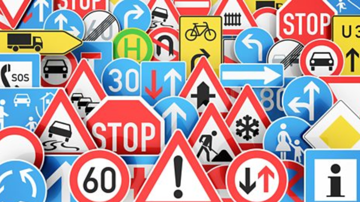 Tự ý dịch chuyển biển báo giao thông bị sao không?