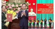 Người trao Quyết định thăng quân hàm Trung tướng cho Chính ủy Bộ Tư lệnh TPHCM
