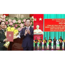 Người trao Quyết định thăng quân hàm Trung tướng cho Chính ủy Bộ Tư lệnh TPHCM