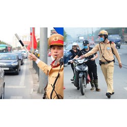 Cảnh sát giao thông có được dừng xe người đi đường khi đi một mình?