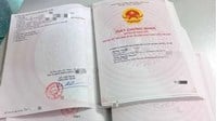 Ai là người đứng tên trên sổ đỏ khi người để lại di sản đã chết?