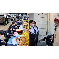 Cảnh sát giao thông được vào trường học để kiểm tra phương tiện?