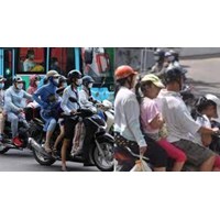 Cha mẹ chở thêm hai con trên xe máy có bị xử phạt hay không?