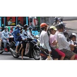 Cha mẹ chở thêm hai con trên xe máy có bị xử phạt hay không?