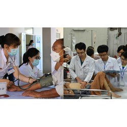 Bác sĩ hoạt động tại trung tâm y tế huyện cần bao nhiêu năm để xét danh hiệu "Thầy thuốc ưu tú"?
