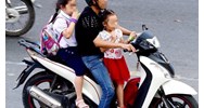 Phụ huynh chở theo hai con nhỏ trên xe gắn máy có vi phạm pháp luật?