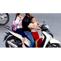Phụ huynh chở theo hai con nhỏ trên xe gắn máy có vi phạm pháp luật?
