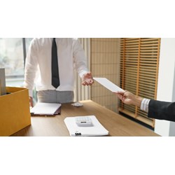 Theo quy định công ty được ra quyết định cho nhân viên nghỉ việc trong trường hợp nào?