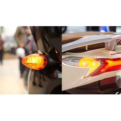 Cần bật xi nhan từ khoảng cách nào trước khi cho xe chuyển hướng ?