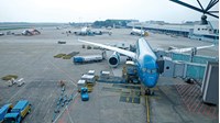 Khoảng cách an toàn tối thiểu đối với tàu bay đang di chuyển?