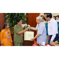 Hướng dẫn tặng quà của Chủ tịch nước cho người có công