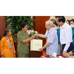 Hướng dẫn tặng quà của Chủ tịch nước cho người có công