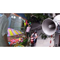 Có được quảng cáo hội chợ, lô tô bằng loa phóng thanh gắn vào xe ô tô không