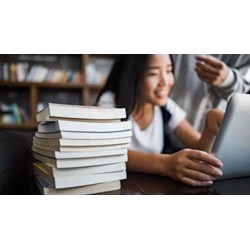 Học Luật ra trường sẽ làm nghề gì, mức thu nhập bao nhiêu?