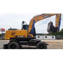 Máy đào bánh lốp khi chạy ngoài đường có cần bằng lái không?