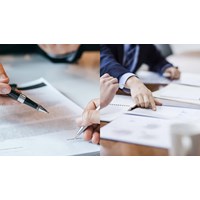 Người đại diện của công ty cổ phần có được ủy quyền đại diện cho người khác ký hồ sơ thay đổi nội dung đăng ký doanh nghiệp hay không?