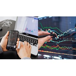 Công ty chứng khoán nhận lệnh giao dịch của khách hàng với hình thức?
