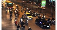 Đi xe máy vào lúc mấy giờ thì bắt buộc phải bật đèn chiếu sáng?