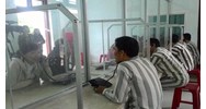 Giám thị trại tạm giam quyết định cho người bị tạm giam gặp ai?