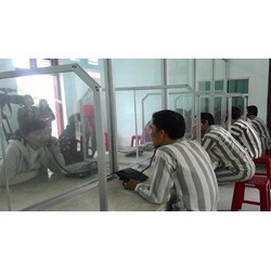 Giám thị trại tạm giam quyết định cho người bị tạm giam gặp ai?
