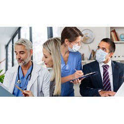 Giám đốc bệnh viện thực hiện lãnh đạo mà không trực cấp cứu được không?