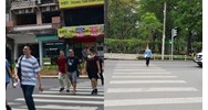 Nơi không có vạch cho người đi bộ, người lái xe có phải nhường đường?