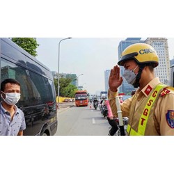 Cảnh sát giao thông phải chào người vi phạm khi dừng xe kiểm tra?