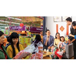 Con dâu có nghĩa vụ gửi tiền cho mẹ chồng sắm Tết không?