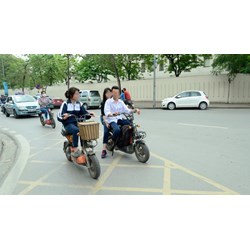 Học sinh cấp 2 có được đi xe máy điện đến trường không?