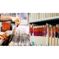 Ai có trách nhiệm lập hồ sơ và giao nộp hồ sơ vào Lưu trữ cơ quan?