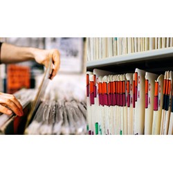 Ai có trách nhiệm lập hồ sơ và giao nộp hồ sơ vào Lưu trữ cơ quan?