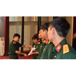 Quân nhân chuyên nghiệp nào thuộc đối tượng được kéo dài tuổi phục vụ?