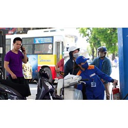 Sử dụng điện thoại khi đổ xăng có bị xử phạt hay không?