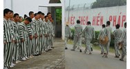 Hình thức khi ra vào cổng cơ sở giam giữ phạm nhân trong Quân đội