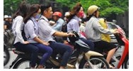 Nghiêm cấm chạy xe máy không có gương chiếu hậu còn đứng cổ vũ đua xe?