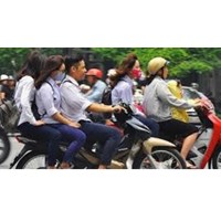 Nghiêm cấm chạy xe máy không có gương chiếu hậu còn đứng cổ vũ đua xe?