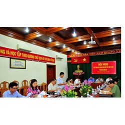 Cán bộ kiểm tra giám sát về những vấn đề gì khi thực hiện dân chủ ở đơn vị?