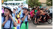 Trẻ em bao nhiêu tuổi phải đội mũ bảo hiểm khi tham gia giao thông?