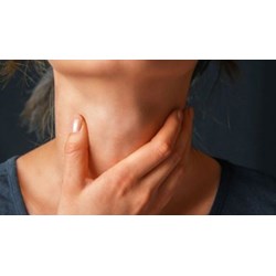Người nhiễm bệnh bạch hầu thường có biểu hiện cụ thể như thế nào?