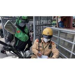 Đeo tai nghe để Google Maps chỉ đường khi lái xe máy có bị phạt?
